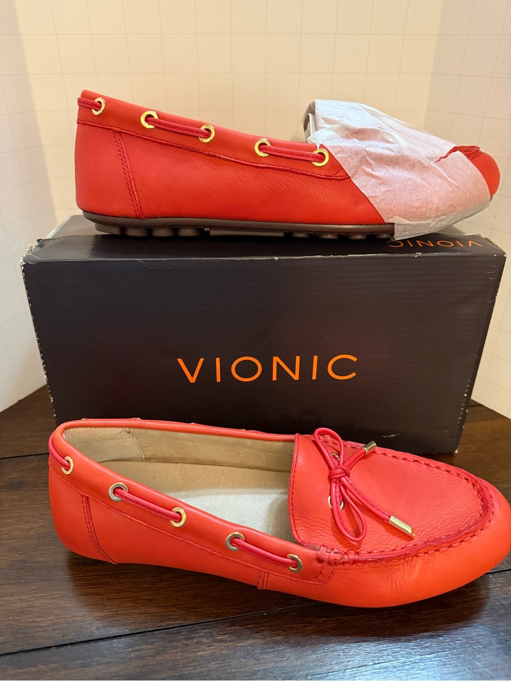 NIB - Vionic Honor Virginia Loafer
Moccasin Cherry Red Leather Size 9 Bow - NEW